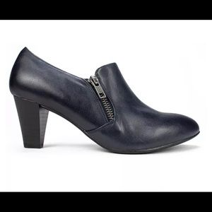 New Rialto Clogs, Black 8.5 Wide